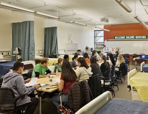 奥龙尼学院学生在教室上课